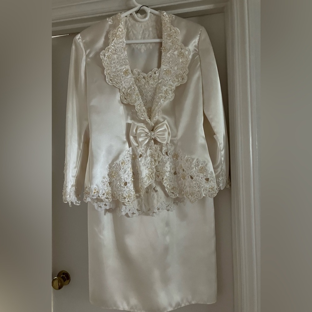 Elegant Cream Vintage Lace Women's Wedding Dress Set